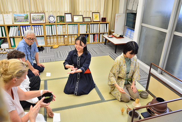 資料室に設えたお茶室での茶道実演