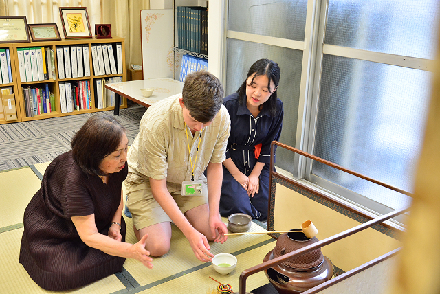 お茶を点てる作法を教わる参加者