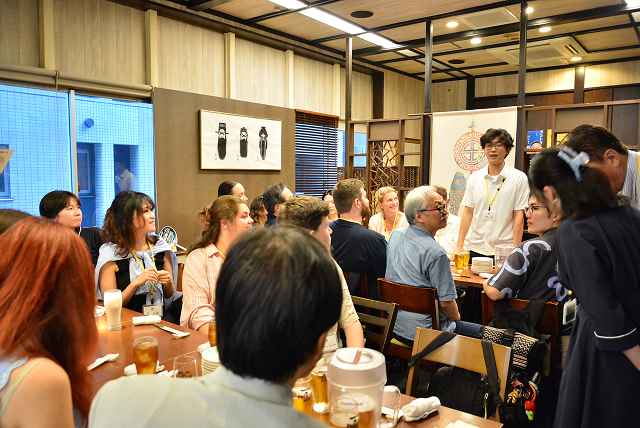 中華料理店で説明を聞く一行